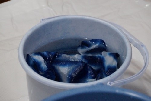 藍染の工程：染料を洗い流す