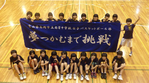 体育祭を盛り上げる目立つ横断幕や応援旗のデザインとは 水野染工場